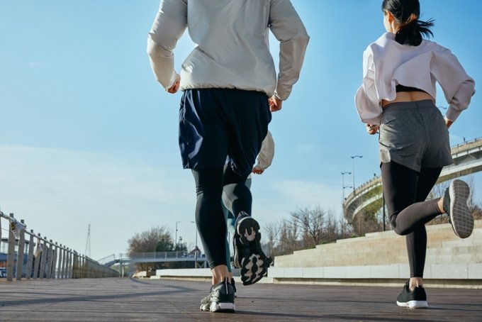 보도블록 밟으면 전기 생산?...배터리 고민 해결할 '이 기술' 뜬다