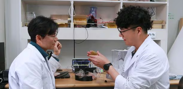 바람만 불어도 태양전지 표면 알아서 청소…태양광 발전 성능 저하 막는다